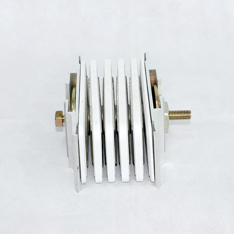母線槽接頭器